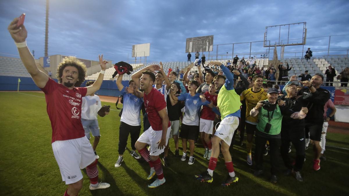 Los jugadores de La Unión Atlético, celebrando el pase a la final por el ascenso en el Artés Carrasco