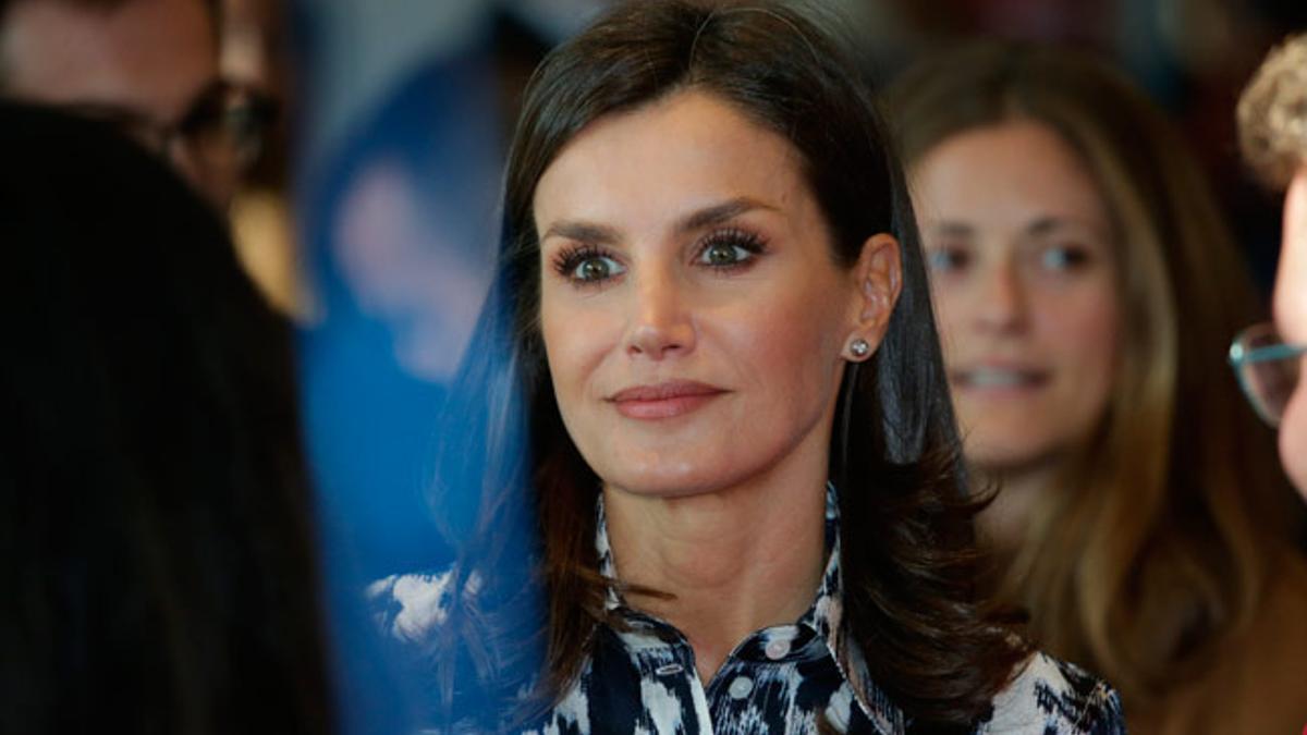 La reina Letizia sorprende en Barcelona con un conjunto de camisa y falda 'animal print' firmado por Victoria Beckham