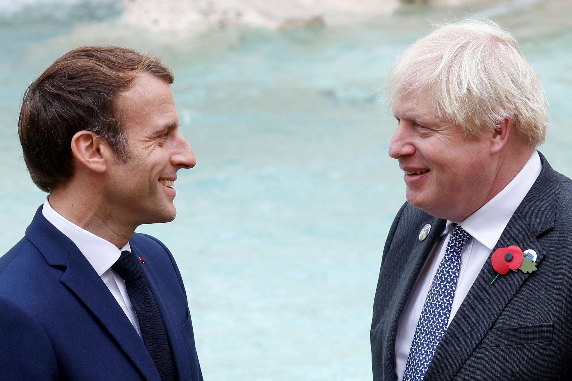 El presidente francés, Emmanuel Macron, charla con el primer ministro británico, Boris Johnson