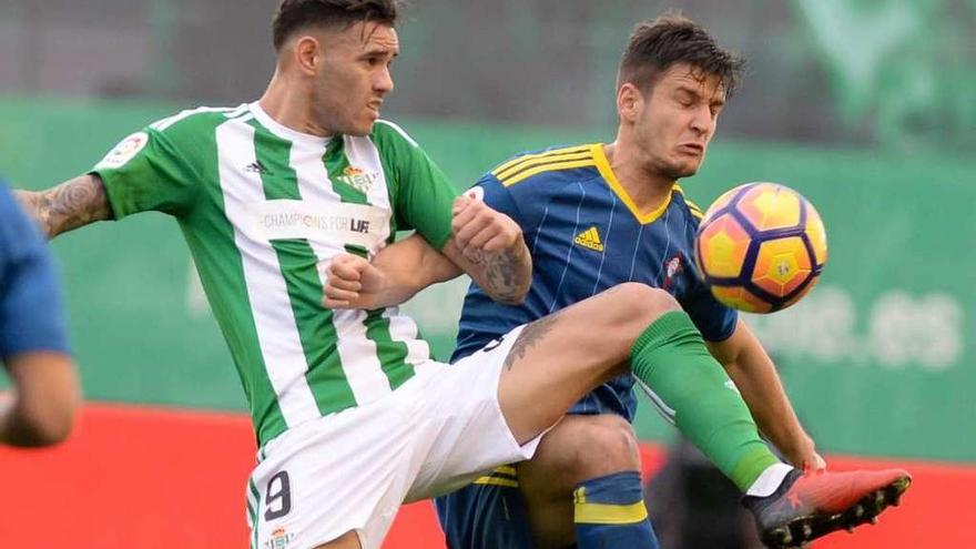 Radoja recibe la entrada de Sanabria, del Betis, en el partido del domingo en el Benito Villamarín. // LOF