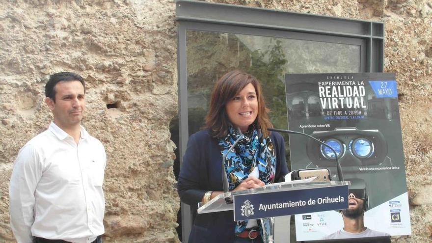 La edil Mar Ezcurra y el organizador, Juan Guerrero, durante la presentación en Orihuela