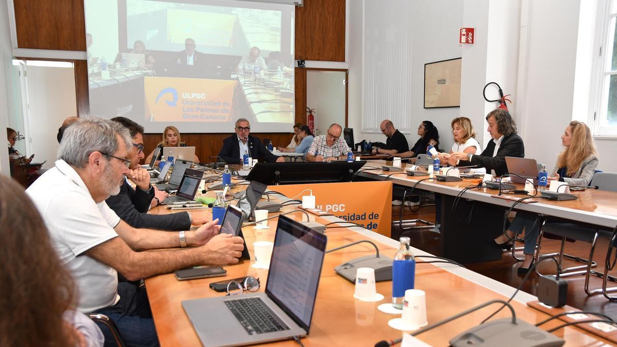 Instante durante la reunión del Consejo de Gobierno de la ULPGC.