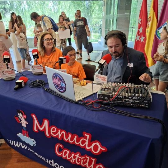 Candela Peña e os alumnos de CEIP Laredo, de Chapela, que gañaron un concurso de lectura na Feira de Madrid