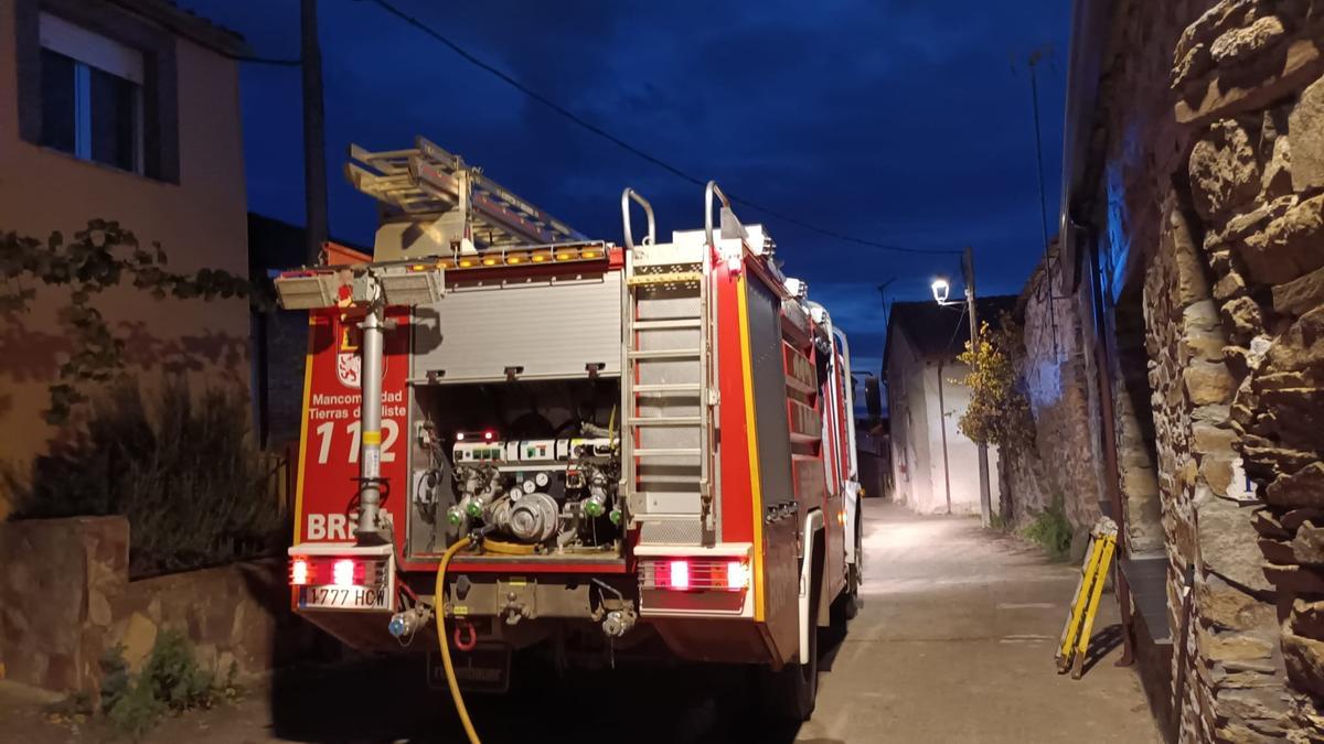 Los Bomberos, durante la intervención.