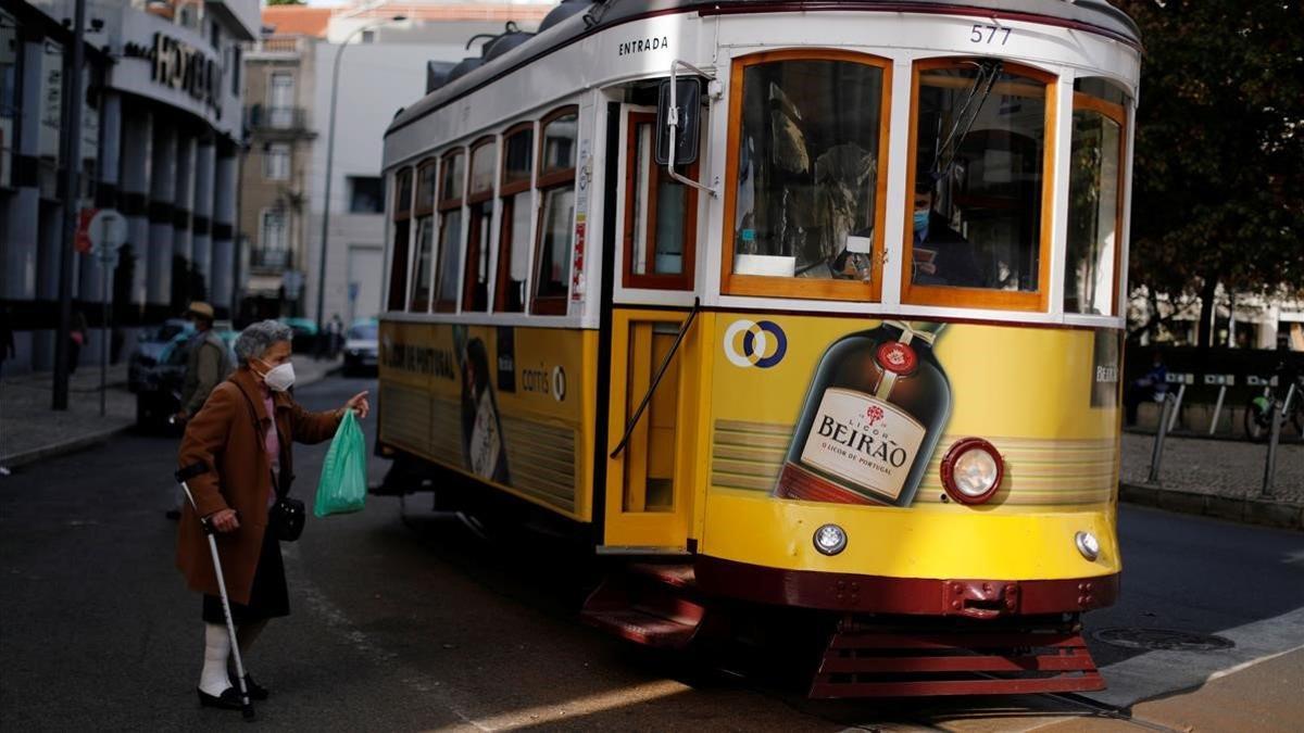 Una mujer se dispone a subir a un tranvía en el centro de Lisboa, el pasado 31 de octubre.