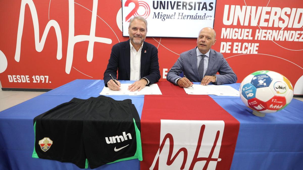 Un momento de la firma del convenio de la colaboración entre el Elche CF y la UMH, esta mañana