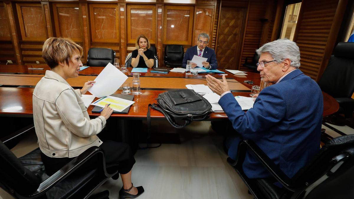 De frente Noemí Santana y Román Rodríguez cuando compartían labores de gobierno. En primer término los socialistas Elena Máñez y Julio Pérez.