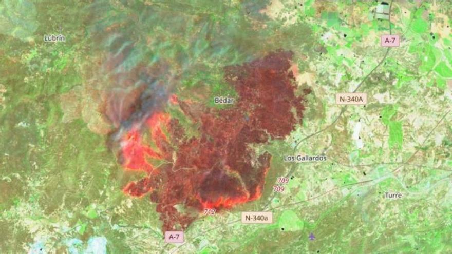 La imatge aèria de l'incendi d'Almeria: les flames arriben a una velocitat de 6 quilòmetres per hora