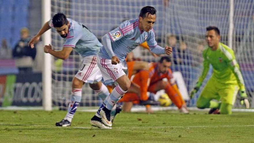 Orellana corre después de anotar el gol del empate del Celta ante el Valencia. // Marta G. Brea