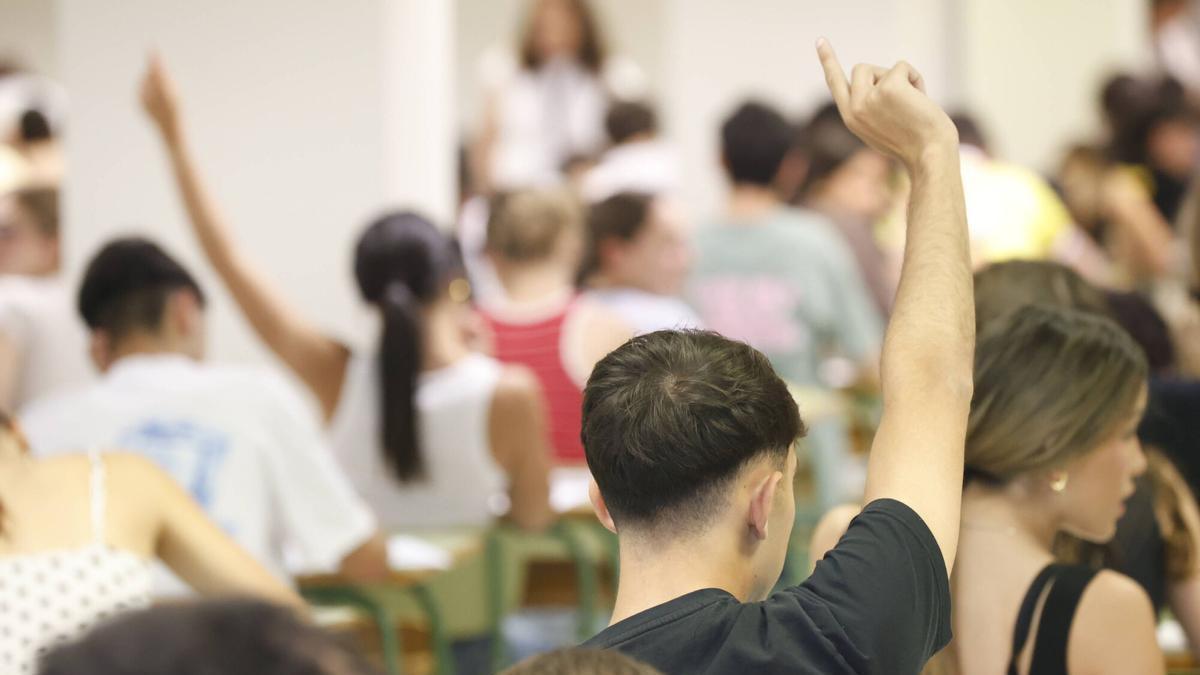 Jóvenes asturianos enfrentándose a la primera jornada de los exámenes de la PAU 2026.
