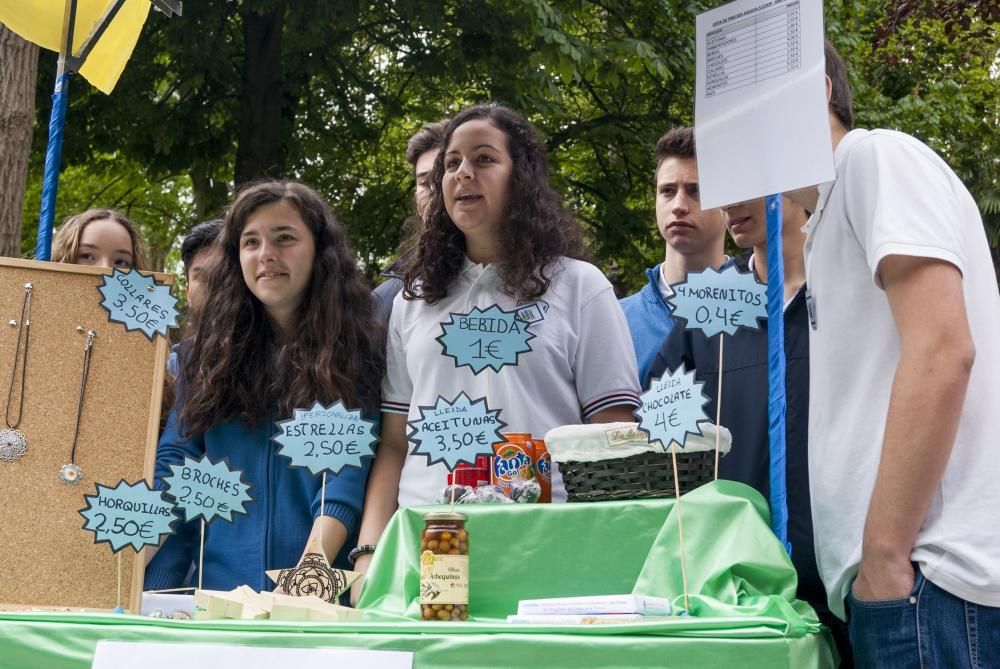 Mercadillo de escolares en el Paseo de Los Álamos de Oviedo