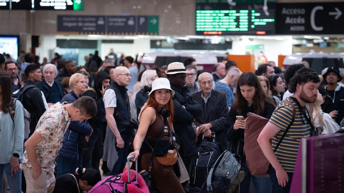Caos en la estación de Sants un día después del gran apagón