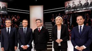 De izquierda a derecha, François Fillon, Emmanuel Macron, Jean-Luc Melenchon, Marine Le Pen y Benoit Hamon, antes del debate televisado.