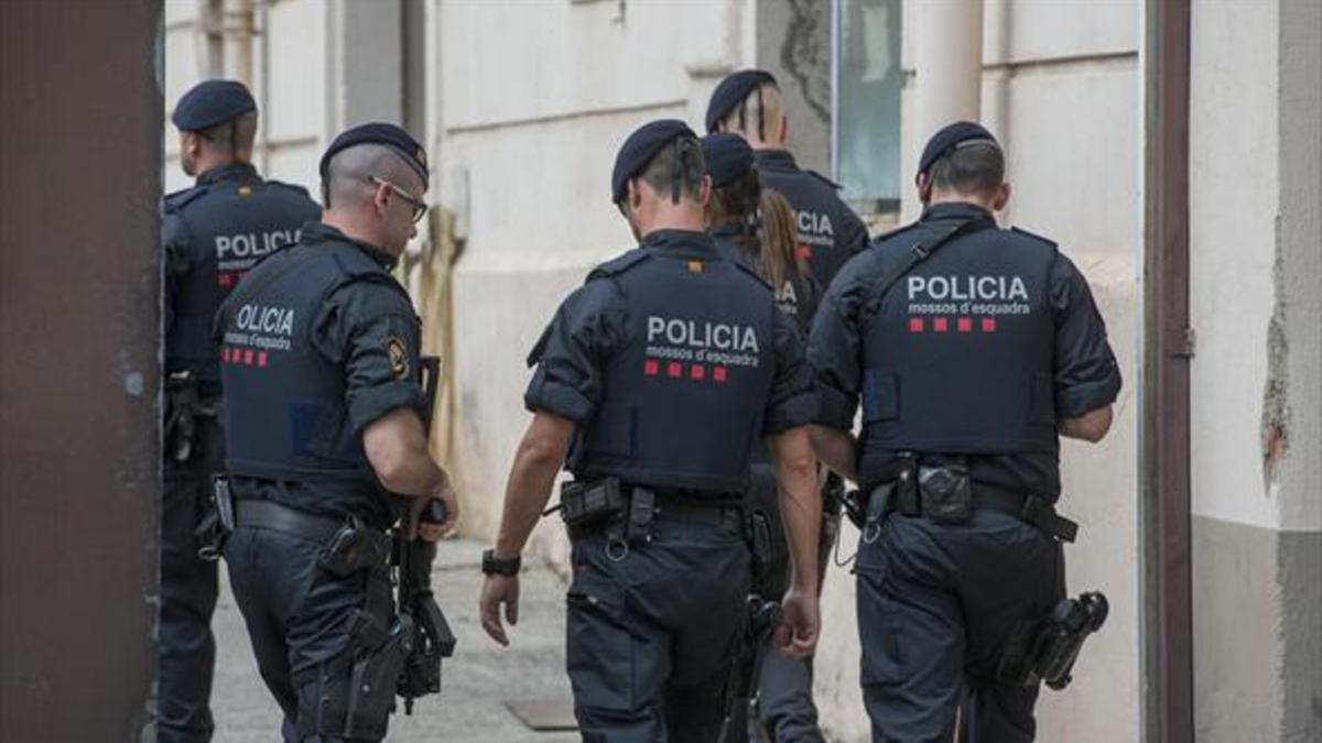 Unos mossos d'esquadra de servicio, en Barcelona.