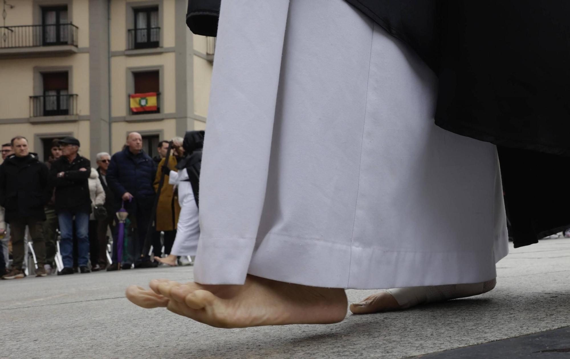 EN IMÁGENES: laprocesión del Beso de Judas en Avilés