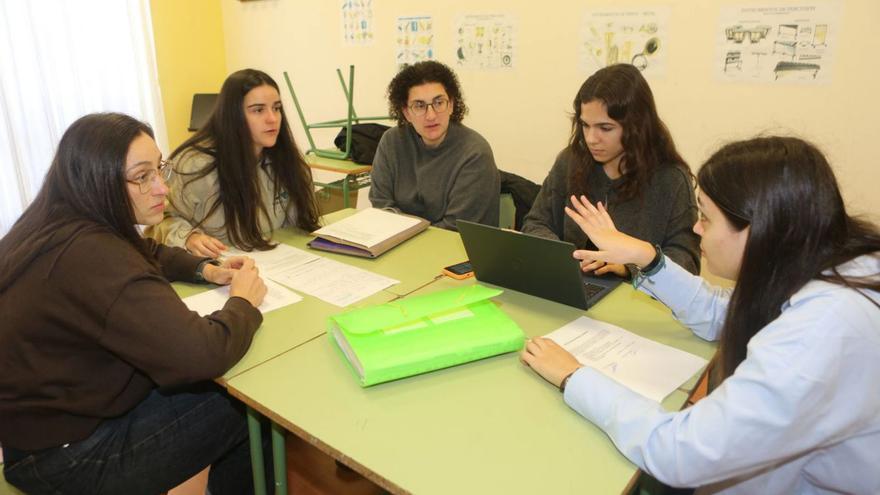 Cinco de las seis integrantes de la última directiva en la reunión de ayer.