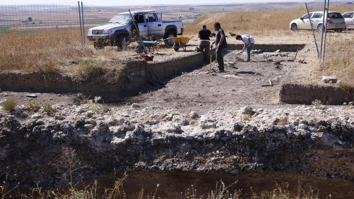 Excavaciones en el Teso de la Mora, próximo al nuevo asentamiento descubierto en Molacillos