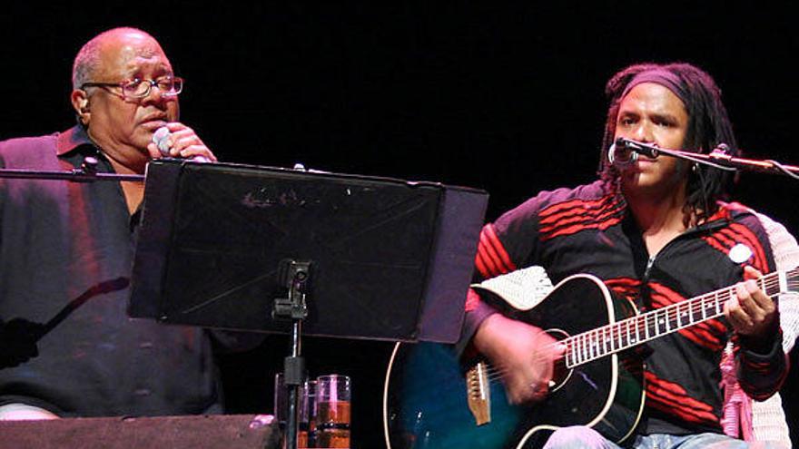 Pablo Milanés y Raúl Torres, durante una actuación.