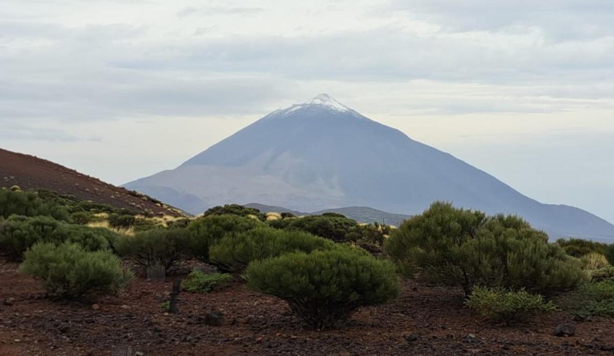 El Teide amanece con una fina capa de aguanieve pese al calor