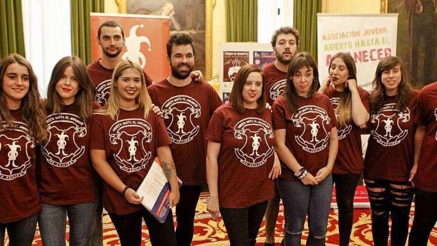 Jóvenes de &quot;Abierto hasta el amanecer&quot;, en el salón de recepciones del Ayuntamiento de Gijón.