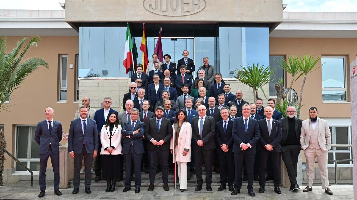 El equipo directivo de Juver junto a autoridades políticas.