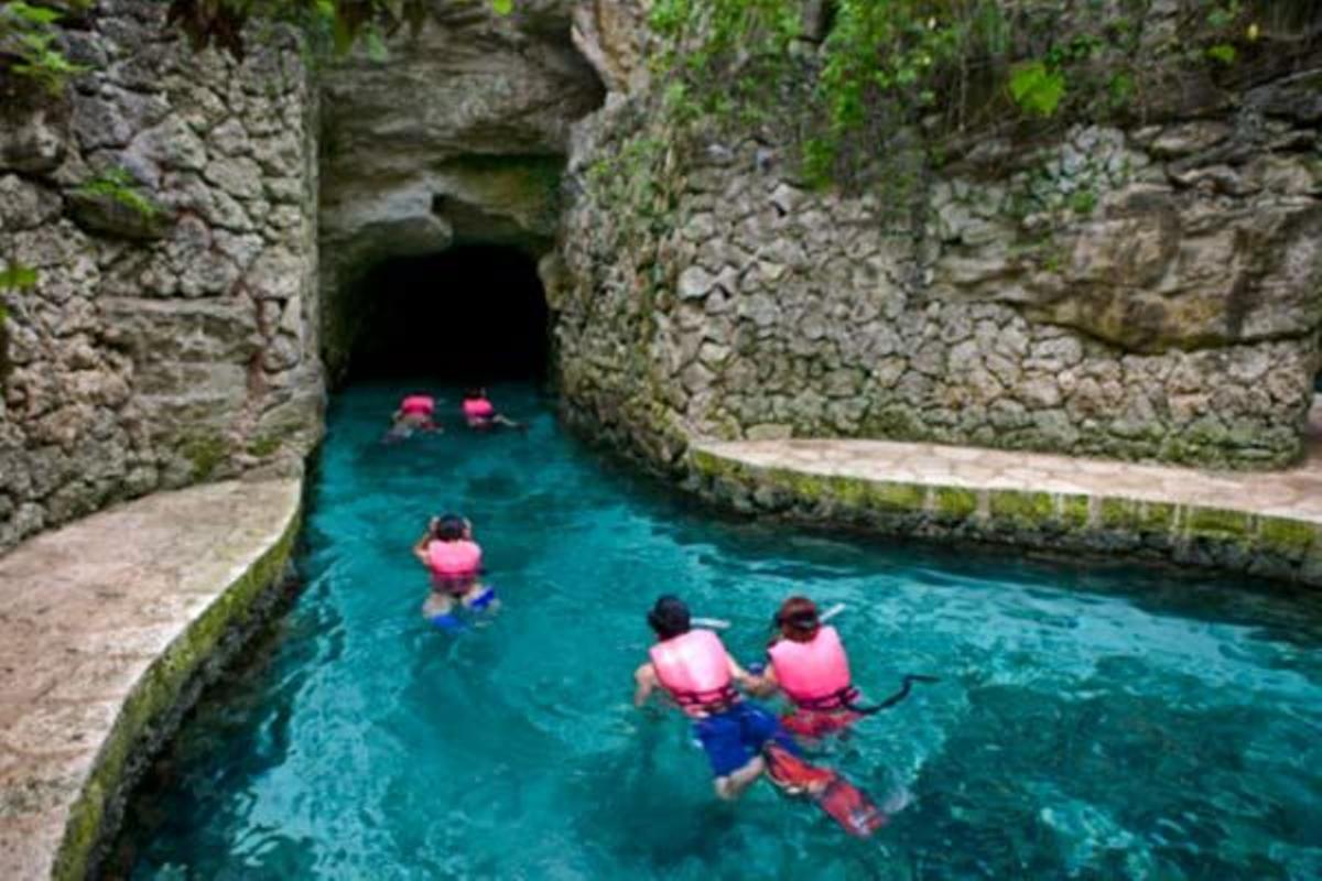 Los cenotes, considerados por los mayas como puertas de entrada al inframundo.