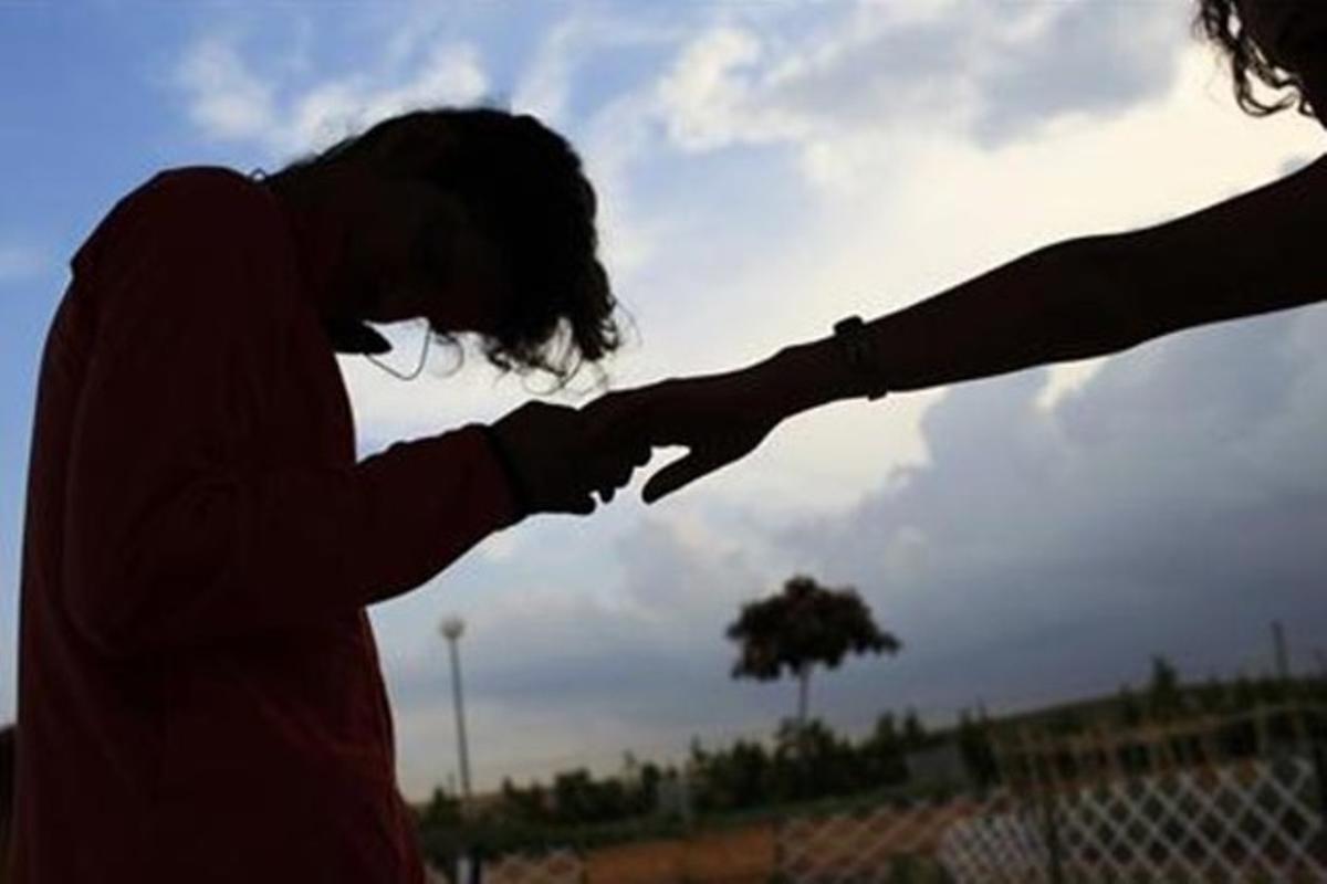 Un sord-cec és dirigit pel seu cuidador al centre de Santa Ángela de la Cruz, a Salteras (Sevilla).