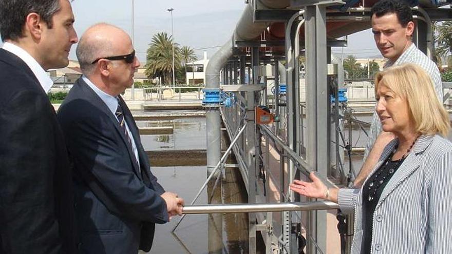 La concejal de Aguas, a la derecha, con técnicos del Ente de Saneamiento y con el gerente de Aigües d´Elx