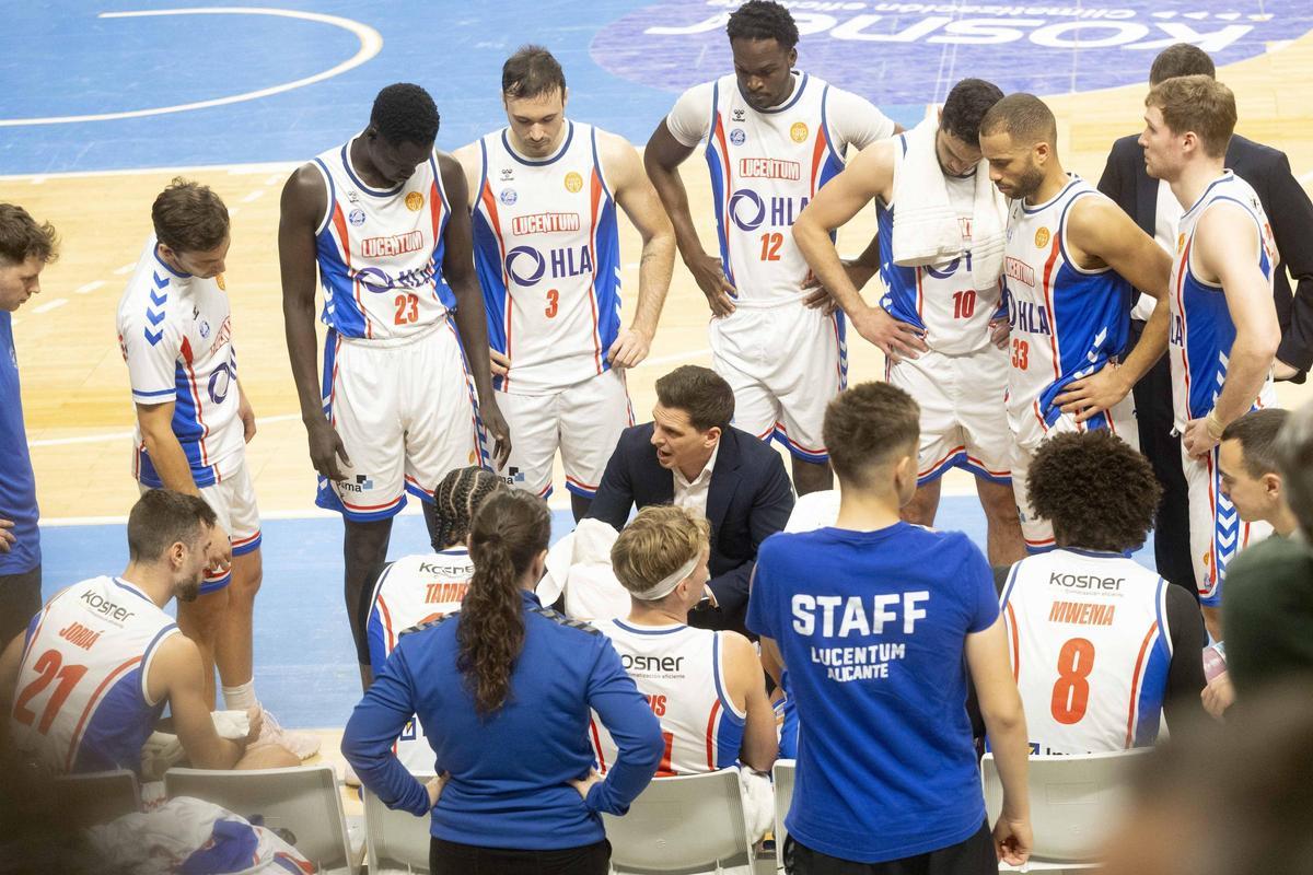 Ruben Perelló con el HLA Alicante durante un tiempo muerto.