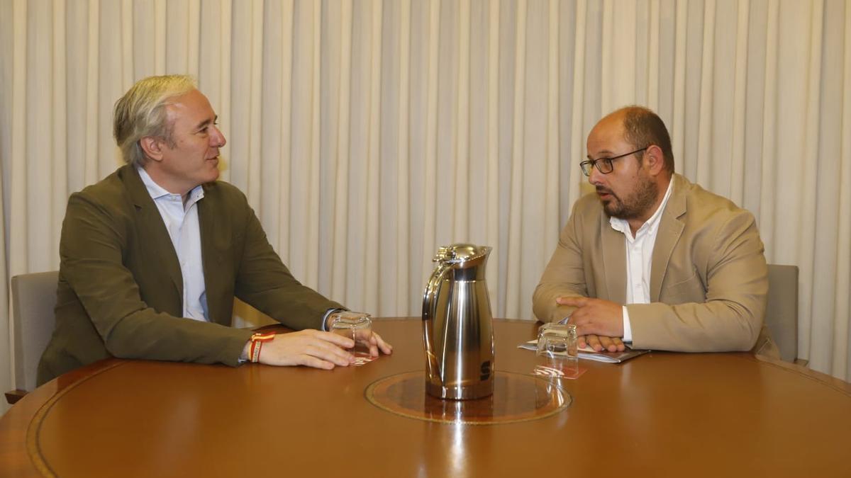 Jorge Azcón y Alberto izquierdo, durante la reunión de este martes