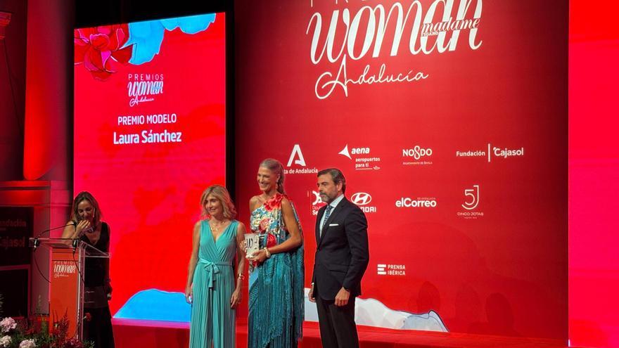 Vídeo | La modelo Laura Sánchez recibe el premio de modelo en los Premios Woman Andalucía
