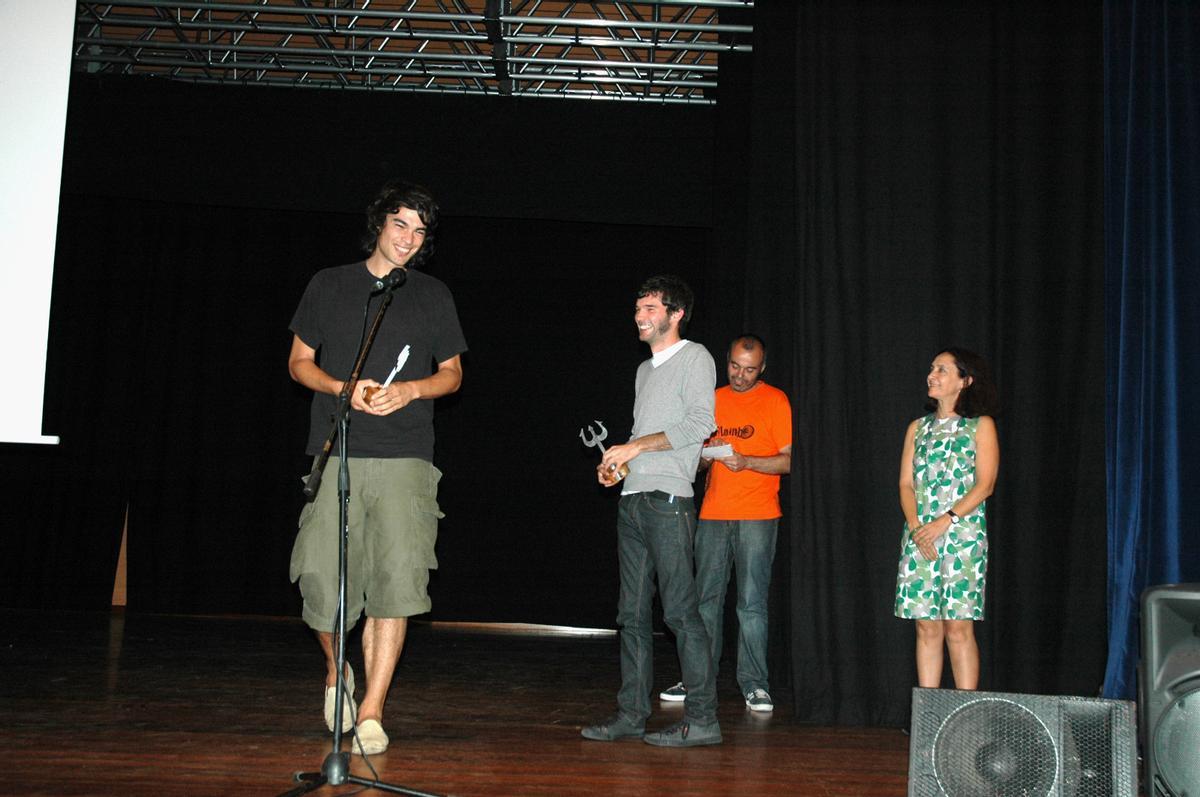 Oliver Laxe, en 2008, recogiendo la «Fisca de Honor» en Tomiño