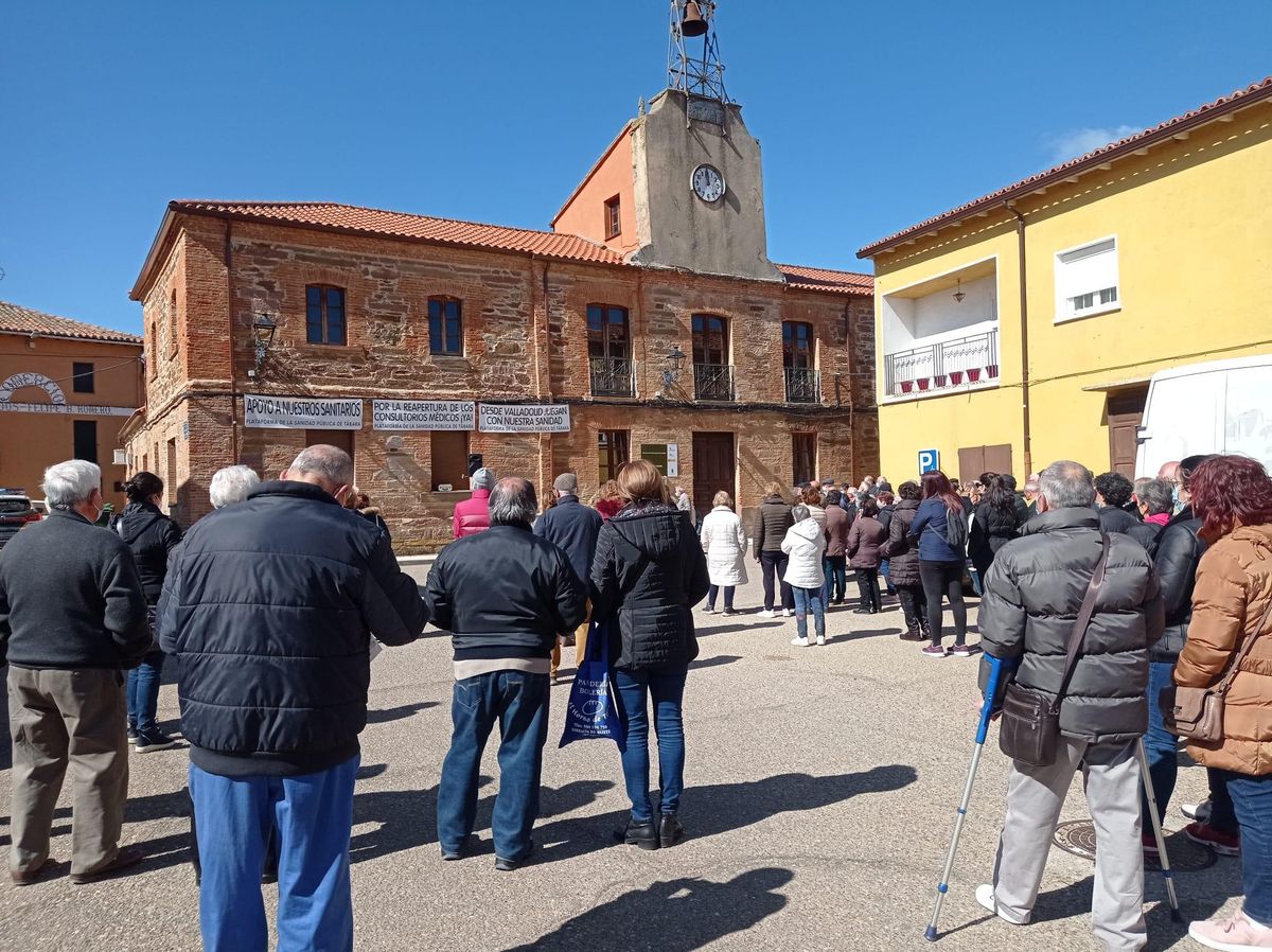 Asistentes a la concentración de hoy frente al Edificio del Reloj de Tábara.