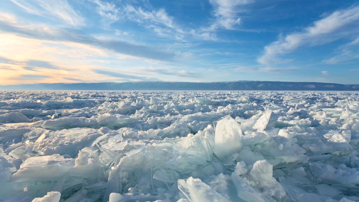 Intervalos nubosos sobre un manto de hielo