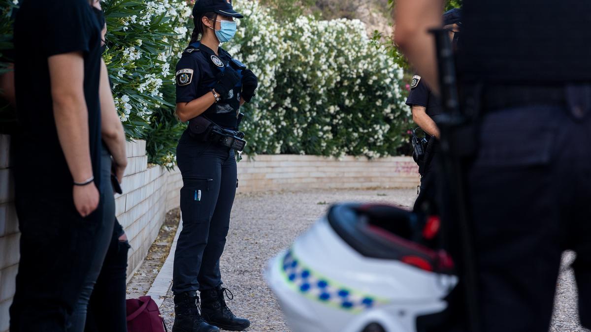 Policía vigila el cumplimiento del toque de queda