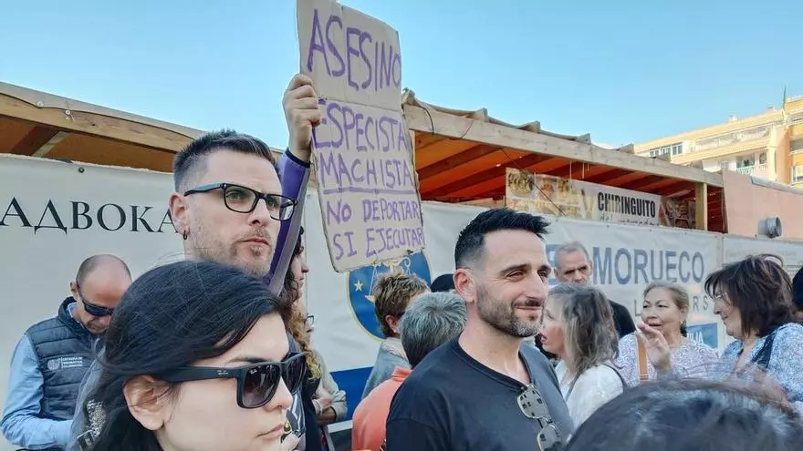 Las asociaciones animalistas celebran en el Palacio de Justicia de Torrevieja la sentencia condenatoria al hombre que mató a un gato a golpes