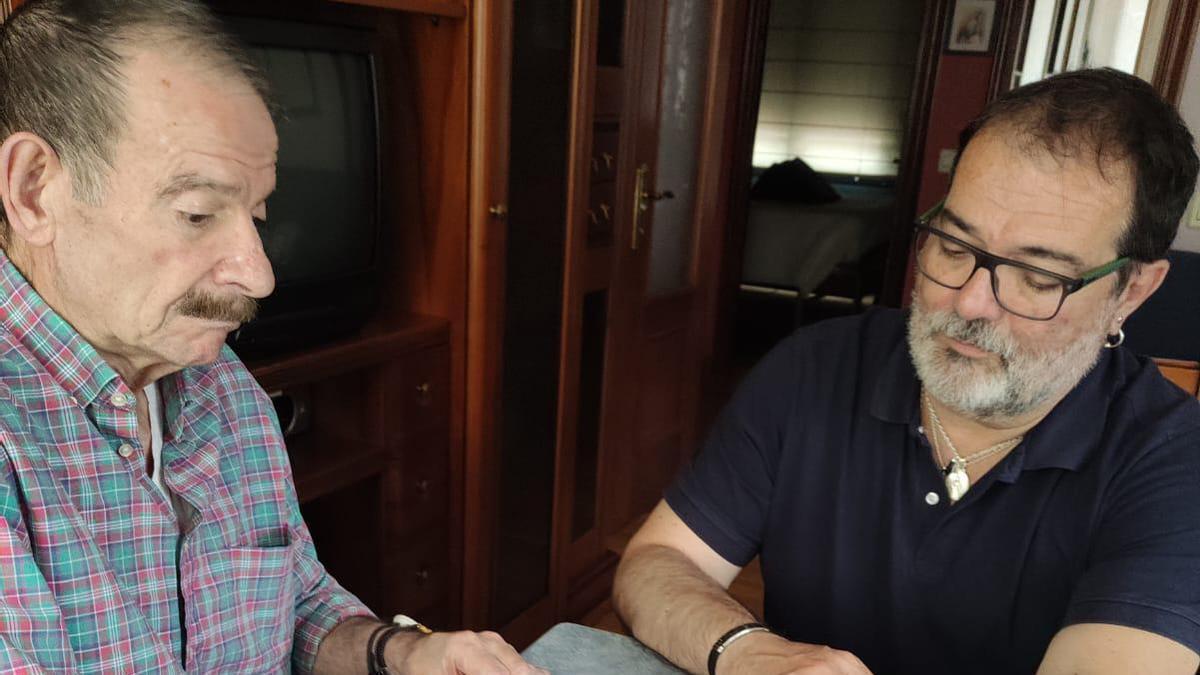Gerardo Iglesias, a la izquierda, y el alcalde de Langreo, Roberto Marcos García, en la firma del convenio