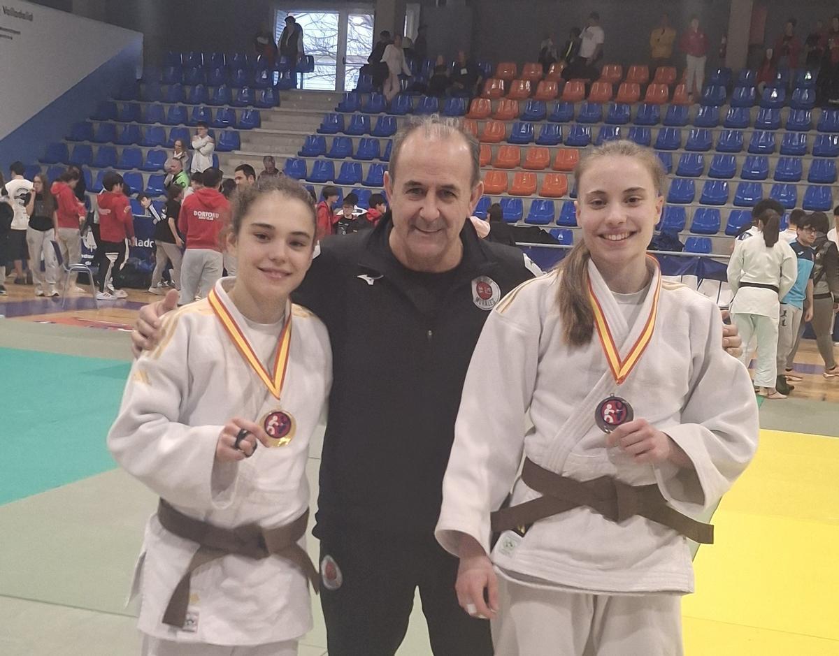 Isabel Fernández y Elena Bahamonde, con sus medallas