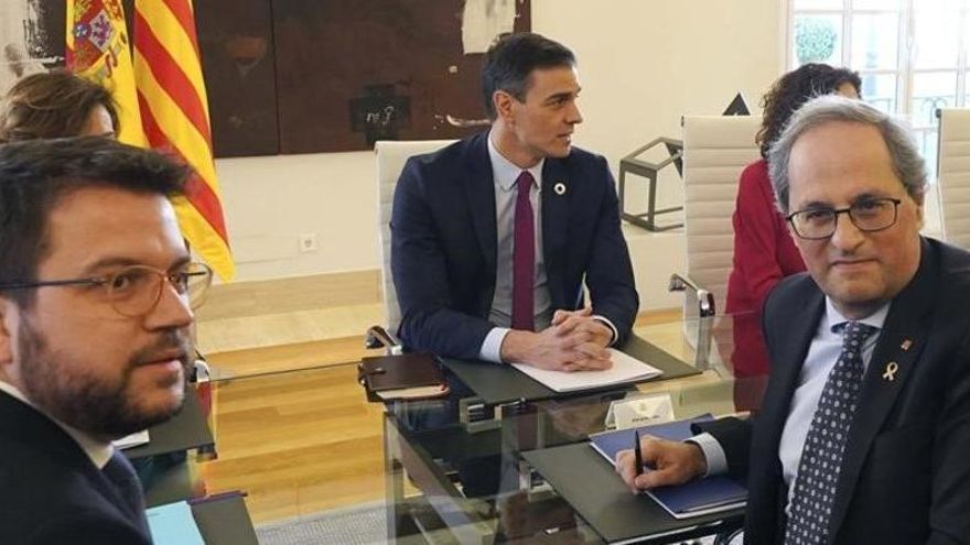 Pere Aragonès, Quim Torra y Pedro Sánchez, en la primera reunión de la mesa de diálogo.