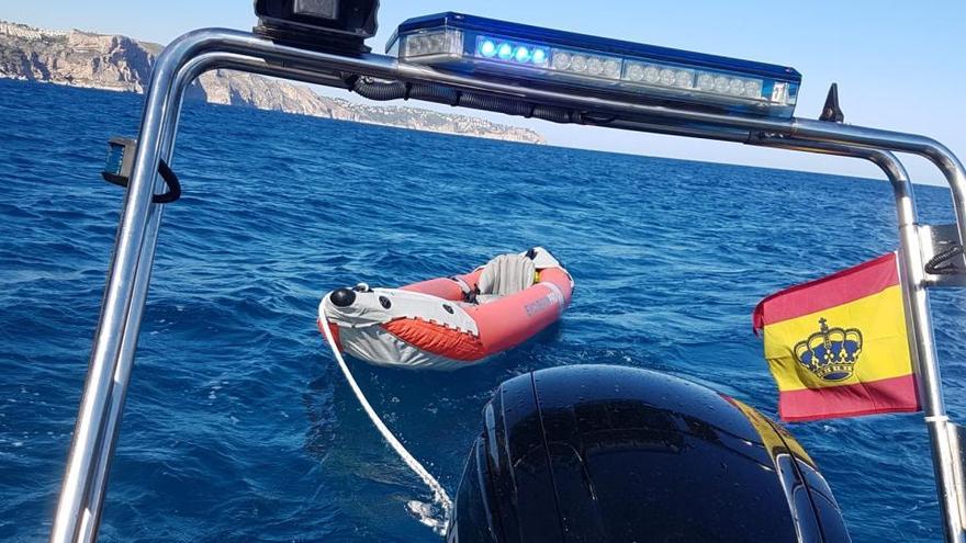 Rescatan a dos turistas francesas perdidas con un kayak en la costa de Moraira