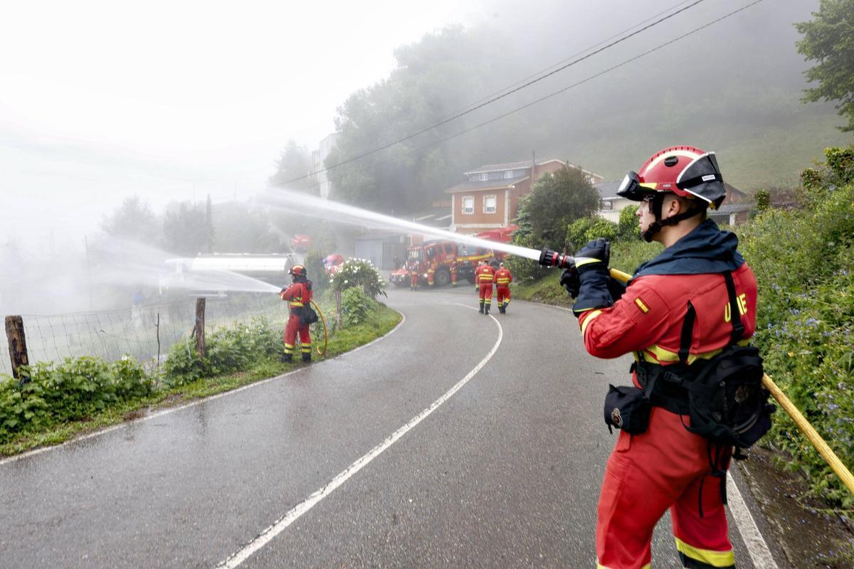 La UME se prepara en Valdés y Tineo para los incendios del verano