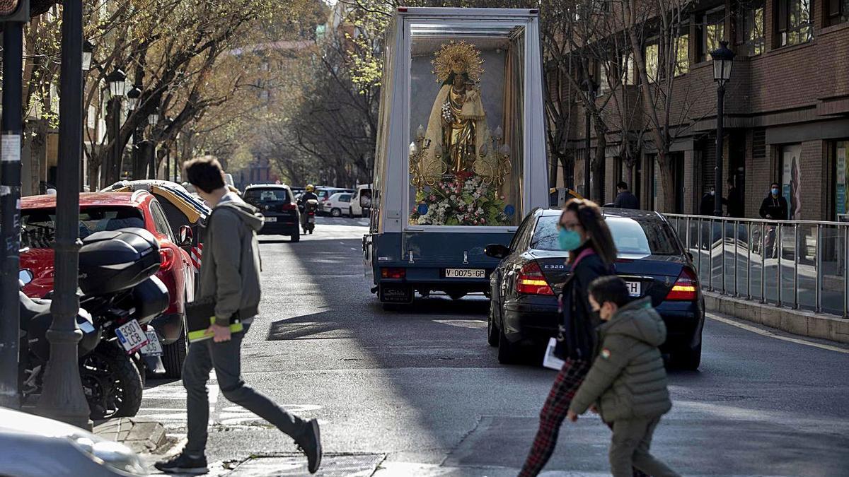 La Virgen, a su paso por las calles de València el pasado mes de marzo. | JM LÓPEZ