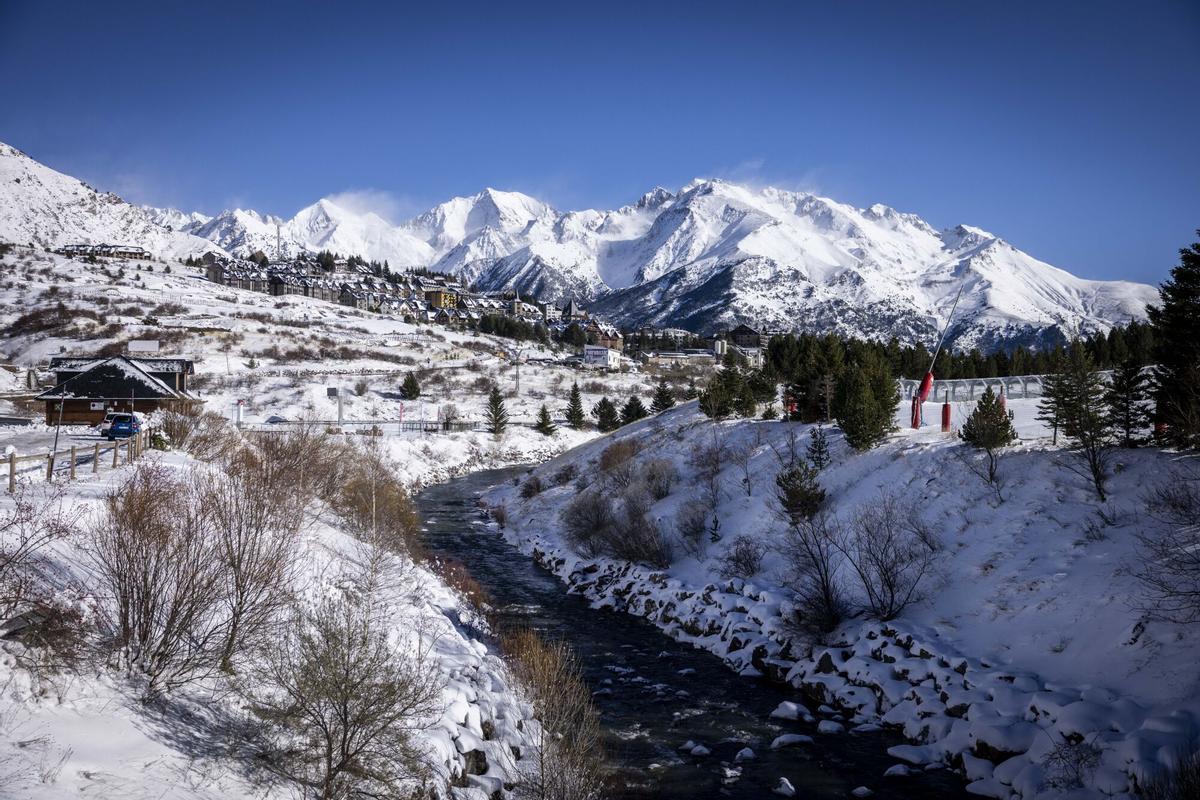 En imágenes | Inicio de la temporada invernal en las estaciones de esquí aragonesas