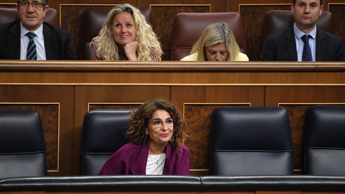 La vicepresidenta primera y ministra de Hacienda, María Jesús  Montero, y el portavoz del PSOE en el Congreso, Patxi López, durante una sesión plenaria en el Congreso de los Diputados, a 23 de abril de 2024, en Madrid (España). El Congreso de los Diputado