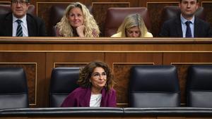 La vicepresidenta primera y ministra de Hacienda, María Jesús  Montero, y el portavoz del PSOE en el Congreso, Patxi López, durante una sesión plenaria en el Congreso de los Diputados, a 23 de abril de 2024, en Madrid (España). El Congreso de los Diputado