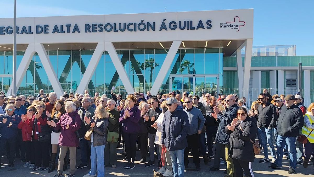 Un grupo de personas se concentraba en las puertas del Centro Integral de Alta Resolución (CIAR) de Águilas.