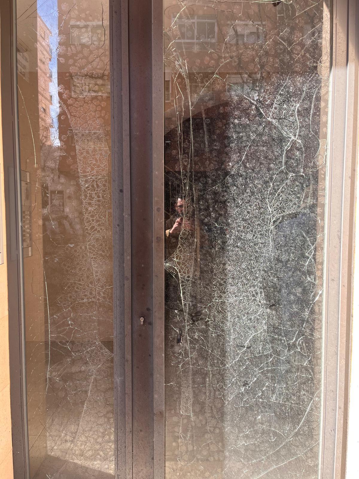 Un incendiario siembra el caos en Patraix al quemar 18 contenedores y más de una treintena de vehículos