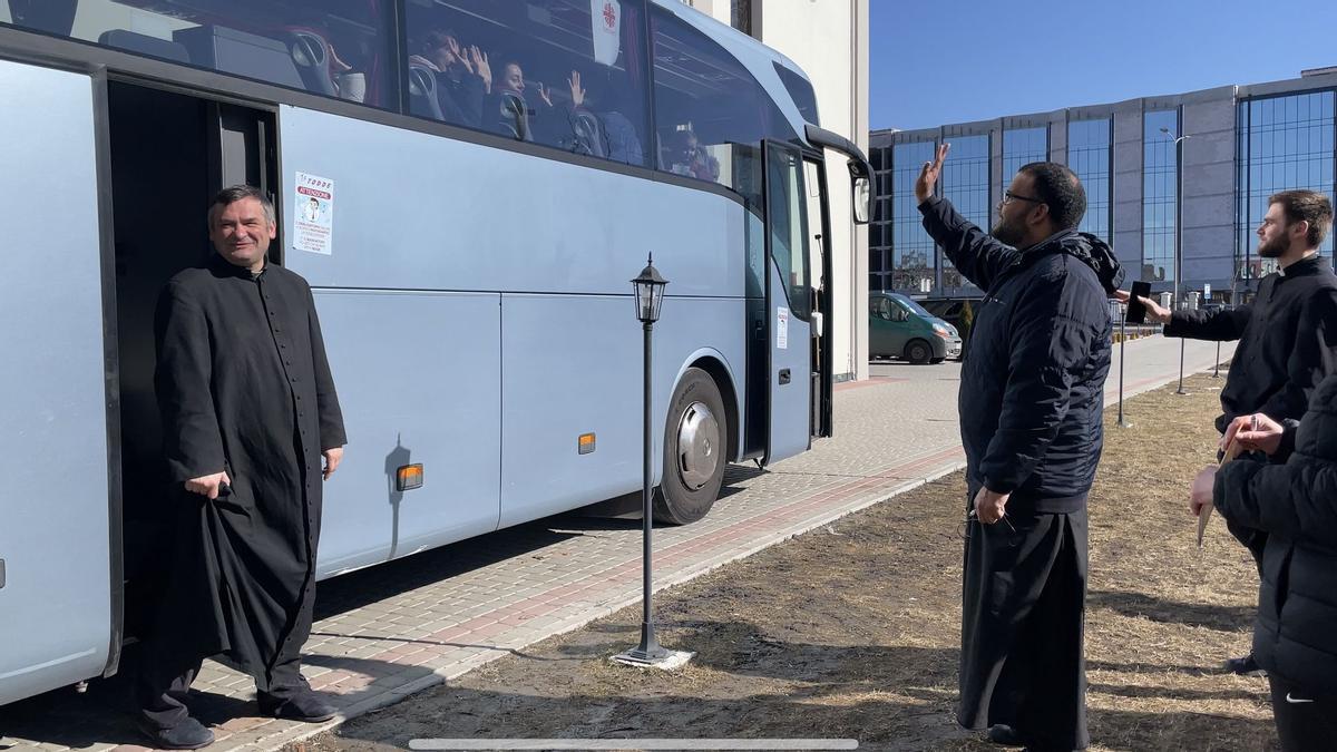 Un autobús fletado por el Vaticano llega a la parroquia de San Juan Pablo II de Leópolis.