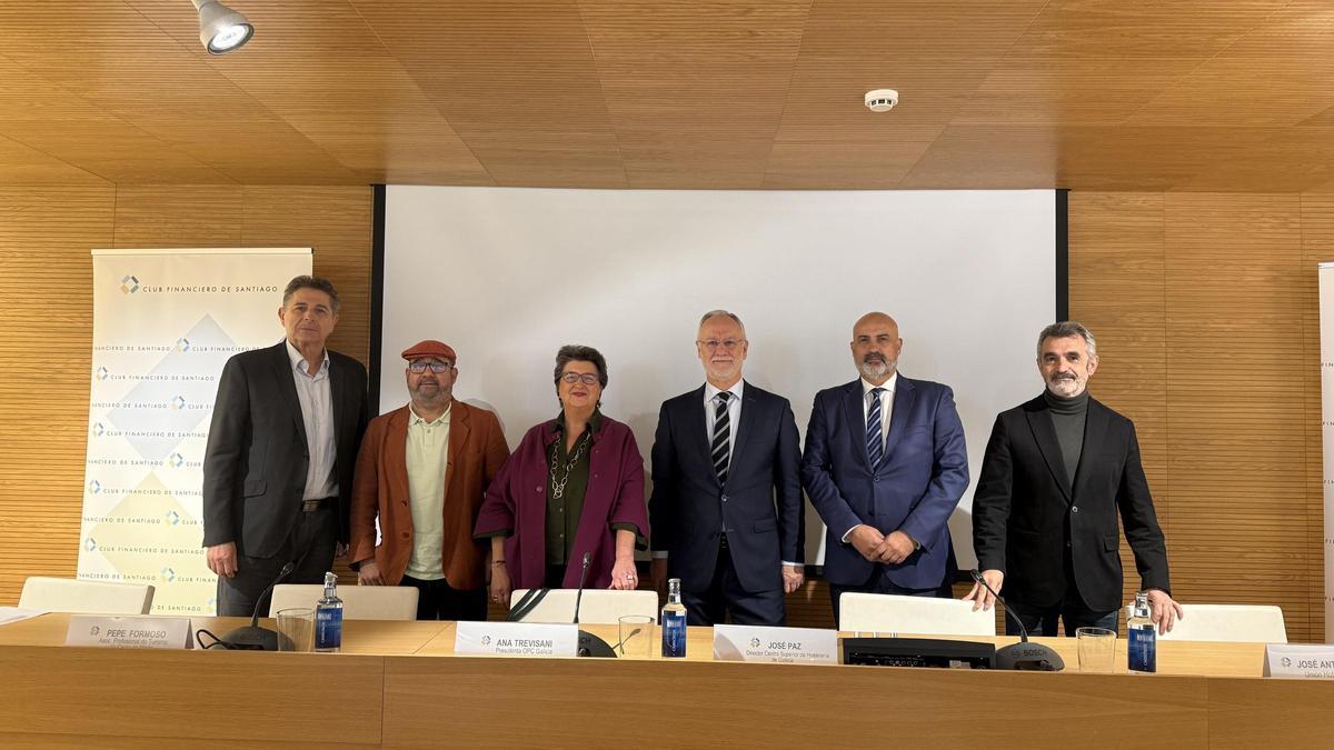 Participantes en la primera mesa del foro en el CFS