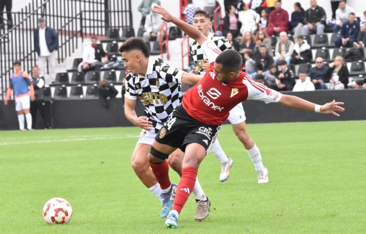 1. Moha se ve superado por la presión en una acción que acaba en gol del Ceuta. 2. El exmurcianista Andy Escudero celebra uno de los tres goles que marcó ayer ante el Real Murcia. 3. Un pequeño grupo de aficionados granas no quiso dejar solo a su equipo en Ceuta. Fotos: LOF. | LOF